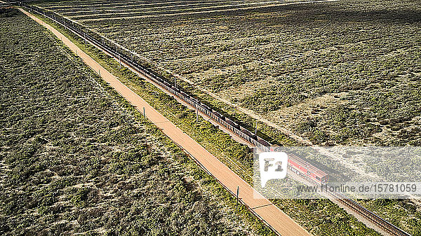 Südafrika  Westkap  Luftaufnahme eines an Feldern vorbeifahrenden Güterzuges