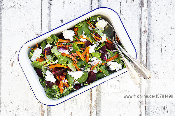 Schüssel Maissalat mit gebratenen Karotten roten Rüben roten Zwiebeln und Ziegenfrischkäse