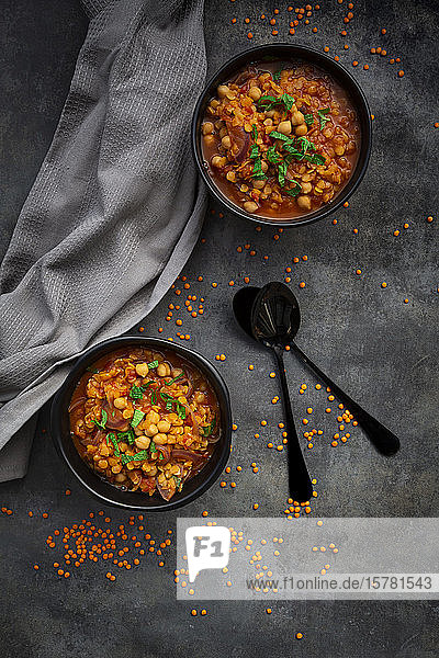 Studioaufnahme von Linsen- und Kichererbsensuppe (rote Linsen Kichererbsen Tomaten rote Zwiebeln Minze)