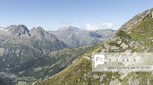Frankreich  Mont-Blanc-Massiv  Chamonix  Bergsteiger auf dem Weg zur Albert-1er-Hütte