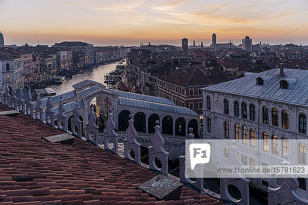 Italien  Venedig Hochwinkelansicht der Altstadt und des Canal Grande bei Sonnenuntergang