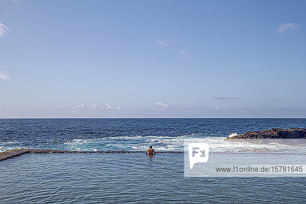 Spanien  La Gomera  Hermigua  Mann schwimmt im Meerwasserbecken
