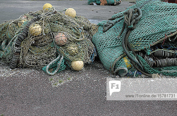 Frankreich  Bretagne  Audierne  Fischernetze und Bojen im Hafen