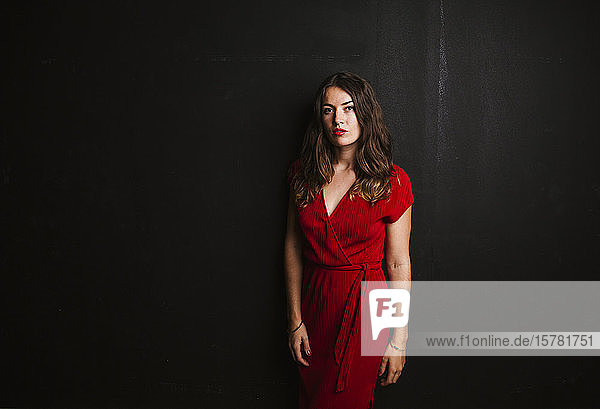 Porträt einer jungen Frau in rotem Kleid