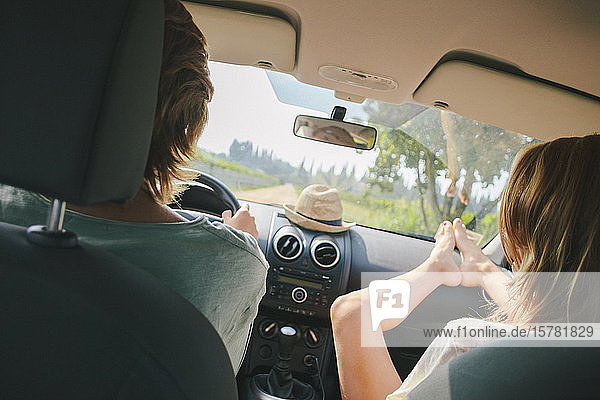 Zwei Freundinnen auf einer Autoreise