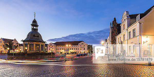 Deutschland  Mecklenburg-Vorpommern  Wismar  Hansestadt  Marktplatz mit Wasserwerk von 1602 (Wasserkunst) in der Abenddämmerung
