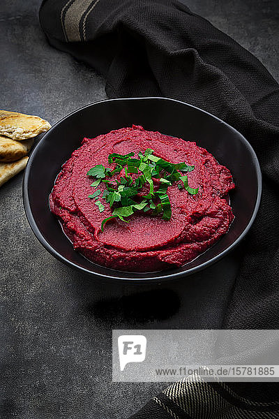 Schale mit Rote-Beete-Hummus