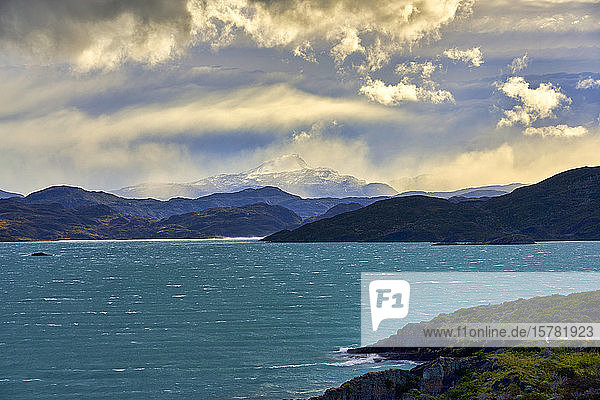 Chile  Provinz Ultima Esperanza  Szenenansicht des Pehoe-Sees in der Abenddämmerung