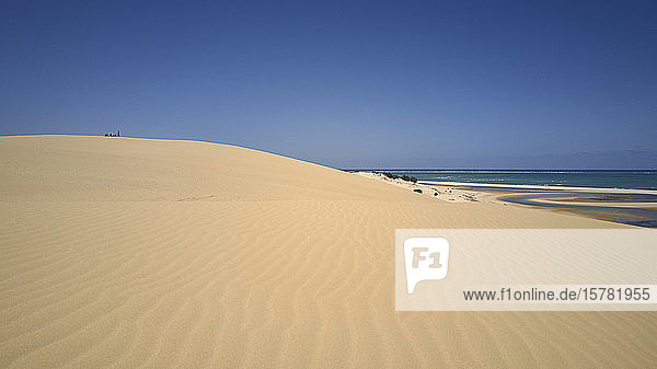 Mosambik  Bazaruto-Archipel  Luftaufnahme der Dünen von Bazaruto und des Indischen Ozeans