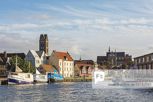Deutschland  Mecklenburg-Vorpommern  Wismar  Hansestadt  Altstadt und Boote im Hafen