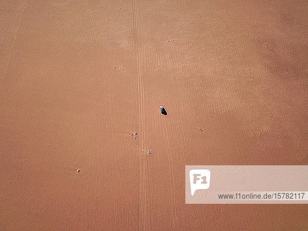 Mauretanien  Banc dArguin-Nationalpark  Luftaufnahme eines Geländewagens  der durch die Wüste fährt