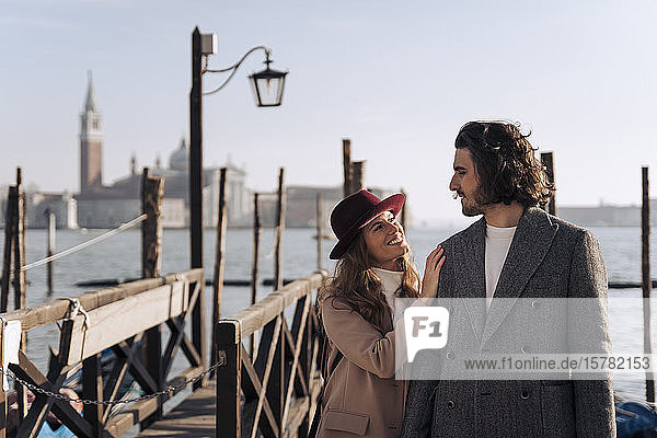 Junges Paar am Hafen von Venedig  Italien