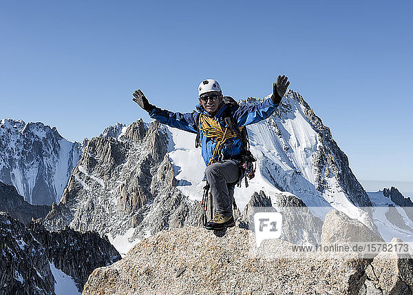 Frankreich  Mont-Blanc-Massiv  Chamonix  Bergsteiger erreicht La Petite Fourche