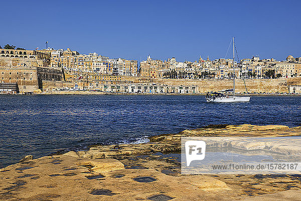Malta Valletta Stadtansicht von Birgu-Seite mit Segelboot im Grand Harbour