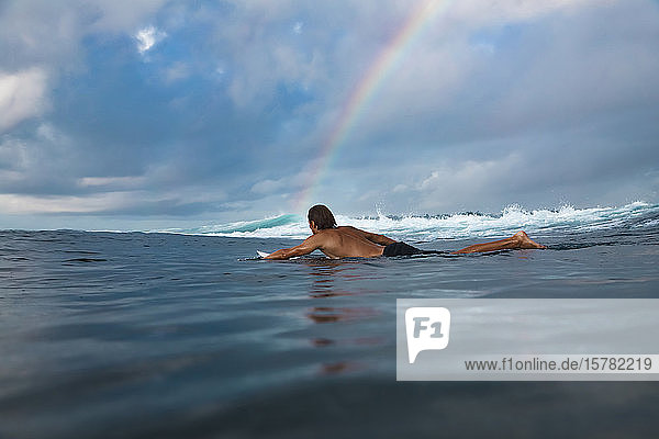 Surfer unter dem Regenbogen  Bali  Indonesien