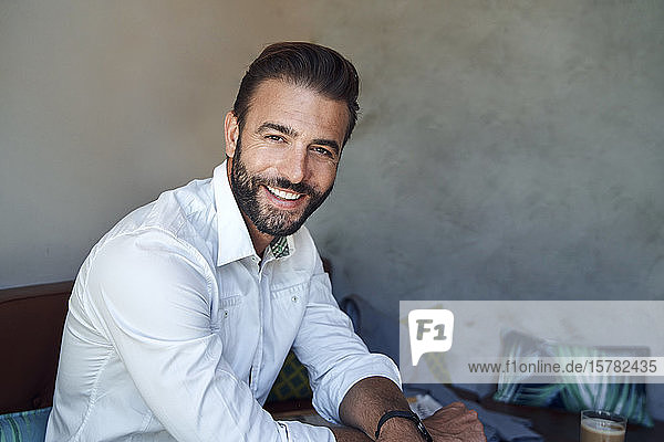 Porträt eines glücklichen Geschäftsmannes mit weißem Hemd