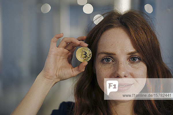 Porträt einer rothaarigen Frau mit Bitmünze
