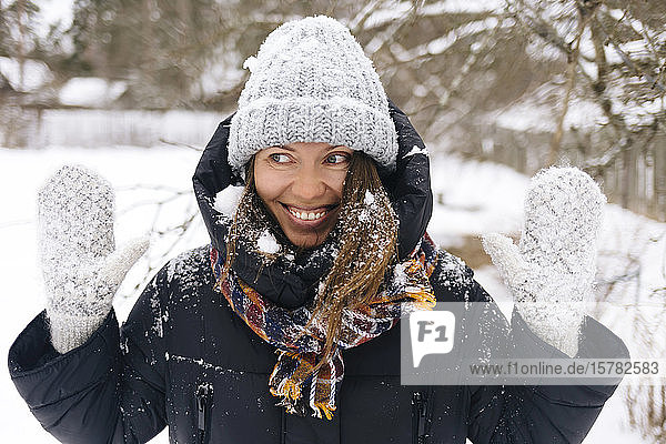Porträt einer Frau bei Schneefall