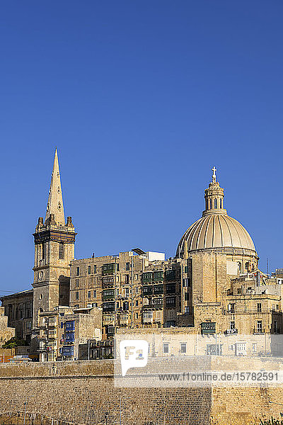 Malta Valletta Turm der St.-Paul-Pro-Kathedrale und Kuppel der Kirche Unserer Lieben Frau vom Berge Karmel