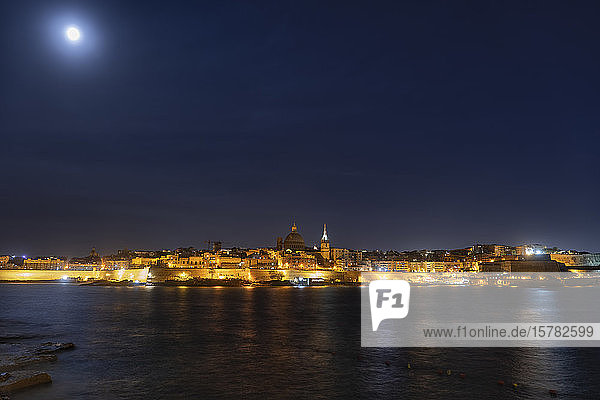 Malta  Valletta  Stadtsilhouette und Vollmond bei Nacht