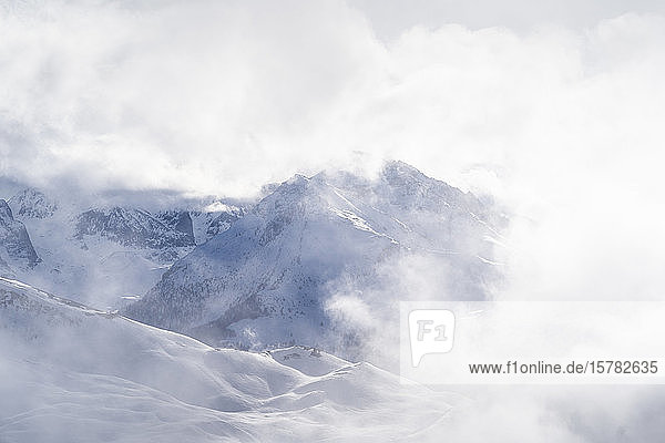 Frankreich  Hautes-Alpes  Vars  schnee- und wolkenbedeckte Berge