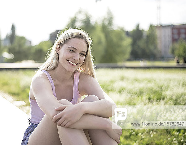 Porträt einer lächelnden jungen Frau im Sommer