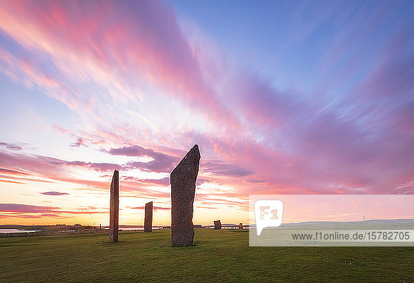 Grossbritannien  Schottland  Festland  Wolken über den Stehenden Steinen der Stenness bei launischem Sonnenuntergang