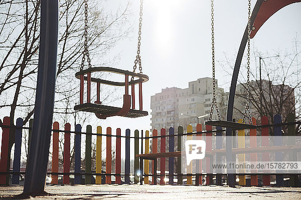 Leere Schaukeln auf einem Spielplatz  Sofia  Bulgarien