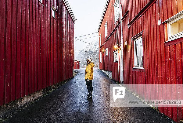 Tourist erkundet das Fischerdorf Hamnoy  Lofoten  Norwegen