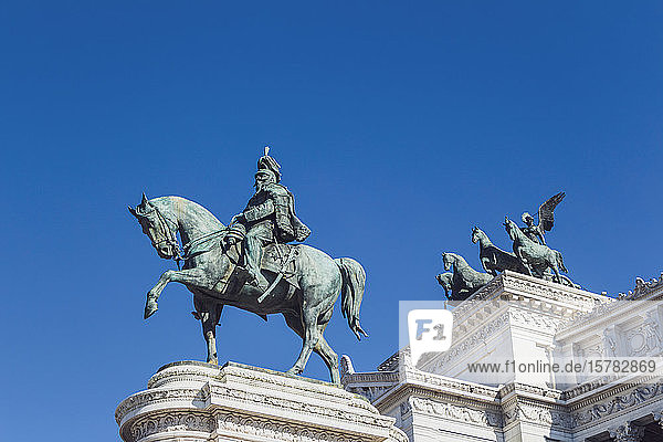 Italien  Rom  Niedrigwinkelansicht der Reiterstatue von Viktor Emanuel II. vor klarem blauen Himmel