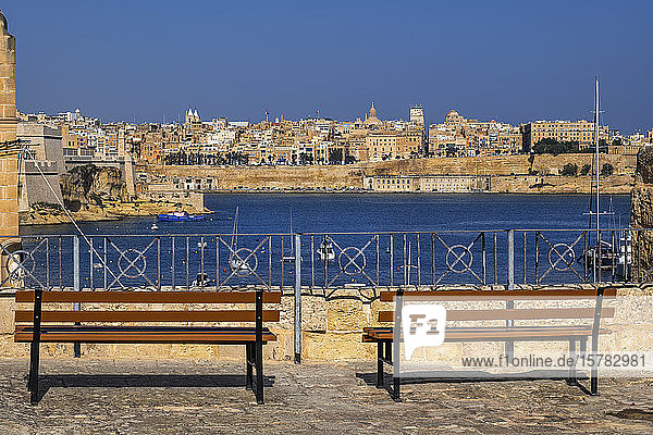 Malta Valletta Stadtsilhouette und Grand Harbour vom Aussichtspunkt mit Bänken