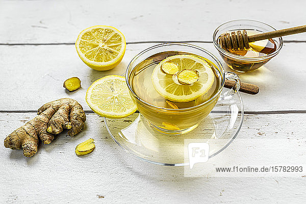 Studioaufnahme von heißem Tee mit Ingwer  Zitrone und Honig