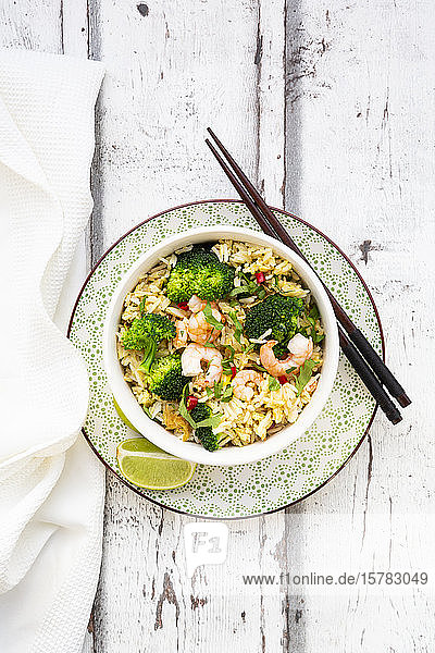 Gebratener Basmatireis mit Brokkoli und Shrimps Chili Koriander Limette Ingwer