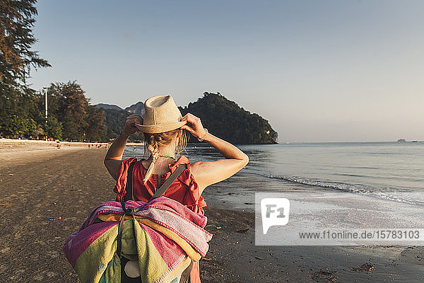 Rückansicht einer Frau am Strand bei Sonnenuntergang  Noppharat Thara Beach  Ao Nang  Krabi  Thailand
