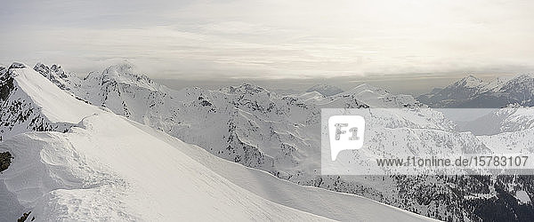 Panorama hoher schneebedeckter Bergkämme  Lombardei  Veltlin  Italien