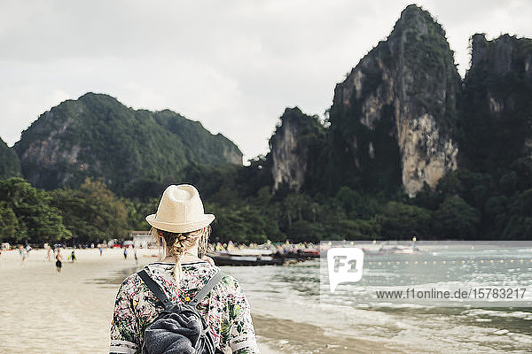 Frau betrachtet Felsen am Strand von Railay  Krabi  Thailand