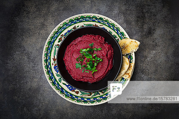 Schale mit Rote-Beete-Hummus