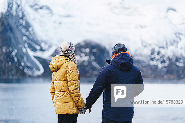 Touristenpaar genießt die Aussicht auf Hamnoy  Lofoten  Norwegen