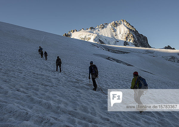 Frankreich Mont-Blanc-Massiv Chamonix Bergsteiger bei der Besteigung der Aiguille de Chardonnet im Schnee