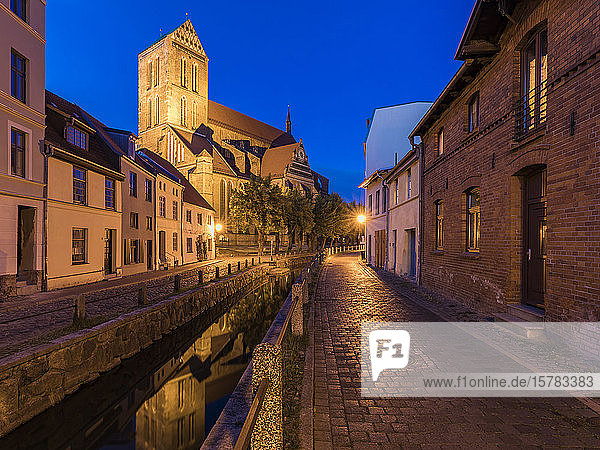 Deutschland  Mecklenburg-Vorpommern  Wismar  Hansestadt  Altstadt und Marienkirche nachts beleuchtet