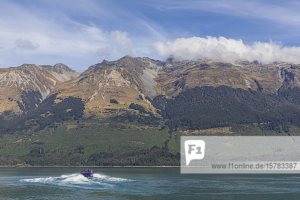 Neuseeland  Ozeanien  Südinsel  Otago  Neuseeländische Alpen  Glenorchy  Schnellboot auf dem Wakatipu-See