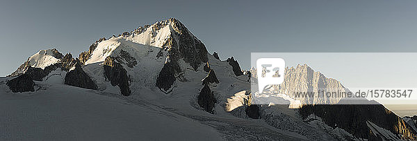 Frankreich Mont-Blanc-Massiv Chamonix Bergsteiger bei der Besteigung der Aiguille de Chardonnet im Schnee