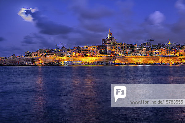 Malta Valletta Blick über das Wasser auf die nachts beleuchtete Stadt