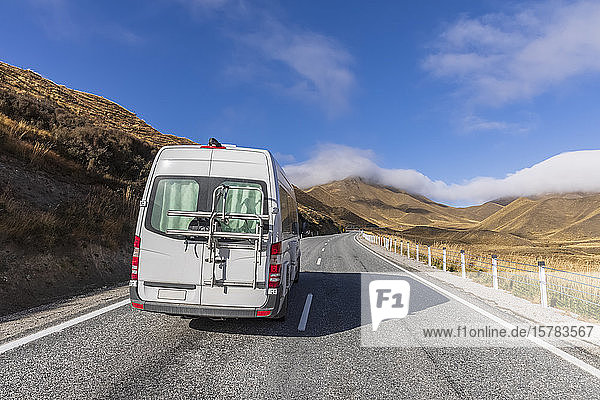 Neuseeland  Wohnmobil fahren auf dem State Highway 8 im Lindis Pass