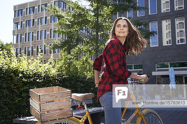Brünette Fahrradfahrerin in der Stadt