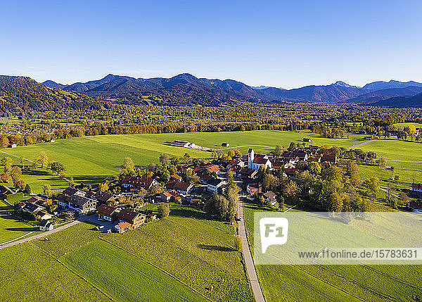 Deutschland  Bayern  Wackersberg  Luftaufnahme eines ländlichen Dorfes im Herbst