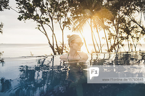 Frau im Infinity-Pool bei Sonnenuntergang  Nai Thon Beach  Phuket  Thailand