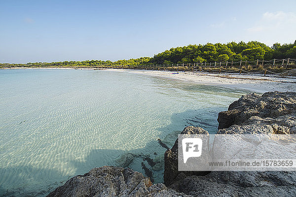 Blick auf den Strand von Son Saura Menorca Spanien