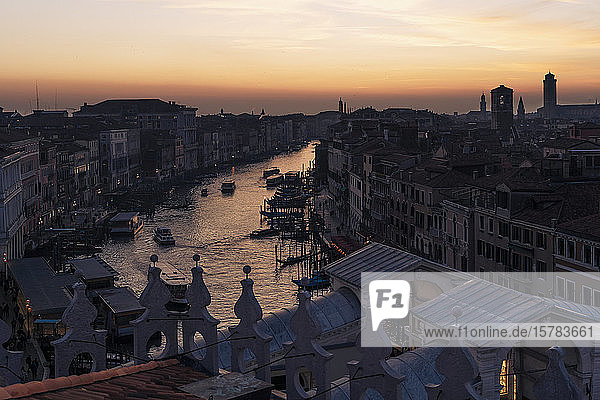 Italien  Venedig Hochwinkelansicht der Altstadt und des Canal Grande bei Sonnenuntergang