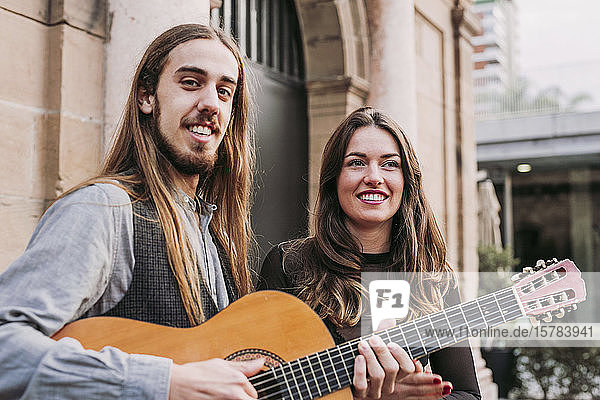 Porträt von zwei lächelnden jungen Musikern in der Stadt